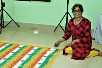 76 ನಿಮಿಷಡ್ 76 ರಾಷ್ಟ್ರಧ್ವಜನ್ ರಂಗೋಲಿಡ್ ಬುಡ್ಪಾದ್ ವಿಶ್ವದಾಖಲೆ ಮಲ್ತಿನ ಡಾ. ಭಾರತಿ ಮರವಂತೆ