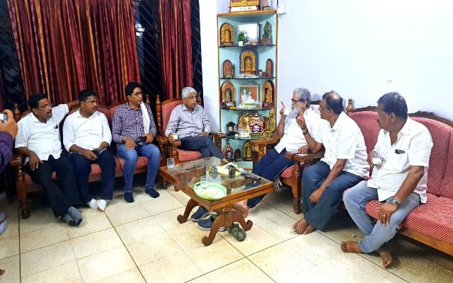 K Jayaprakash Hegde met K Pratapchandra Shetty and discussed formulating an effective election strategy for upcoming Lok Sabha Elections.