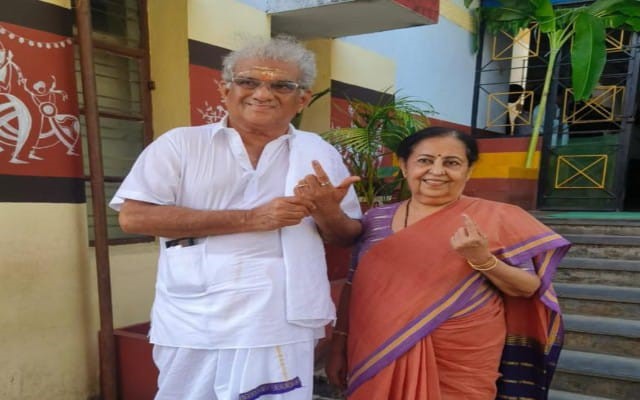 D.Veerendra Heggade and his wife Hemavathi V. Heggade cast their votes