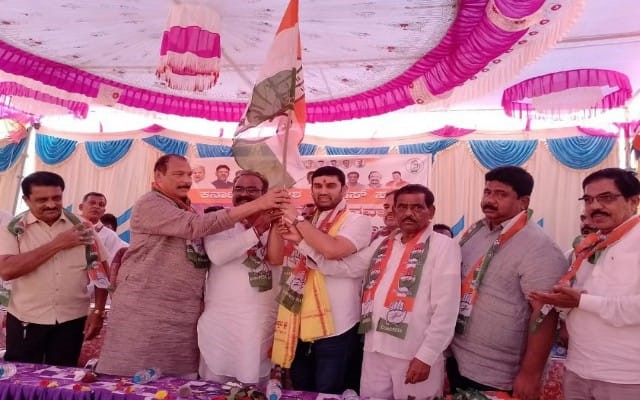 Vivek Hebbar, son of BJP MLA Shivaram Hebbar from Yellapur assembly constituency joined the Congress