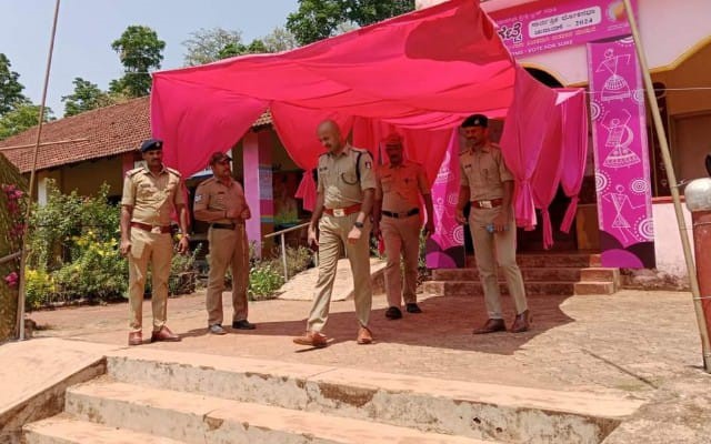 SP C.B. Ryshyanth visited the polling booth at Bilinele