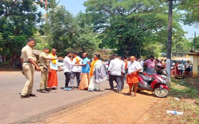 A scuffle broke out between Congress and BJP workers at a polling booth in Bilinele and the situation was defused with the intervention of the police.