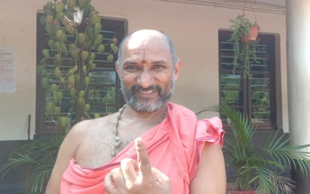 Subramanya Peethadhipati casts his vote