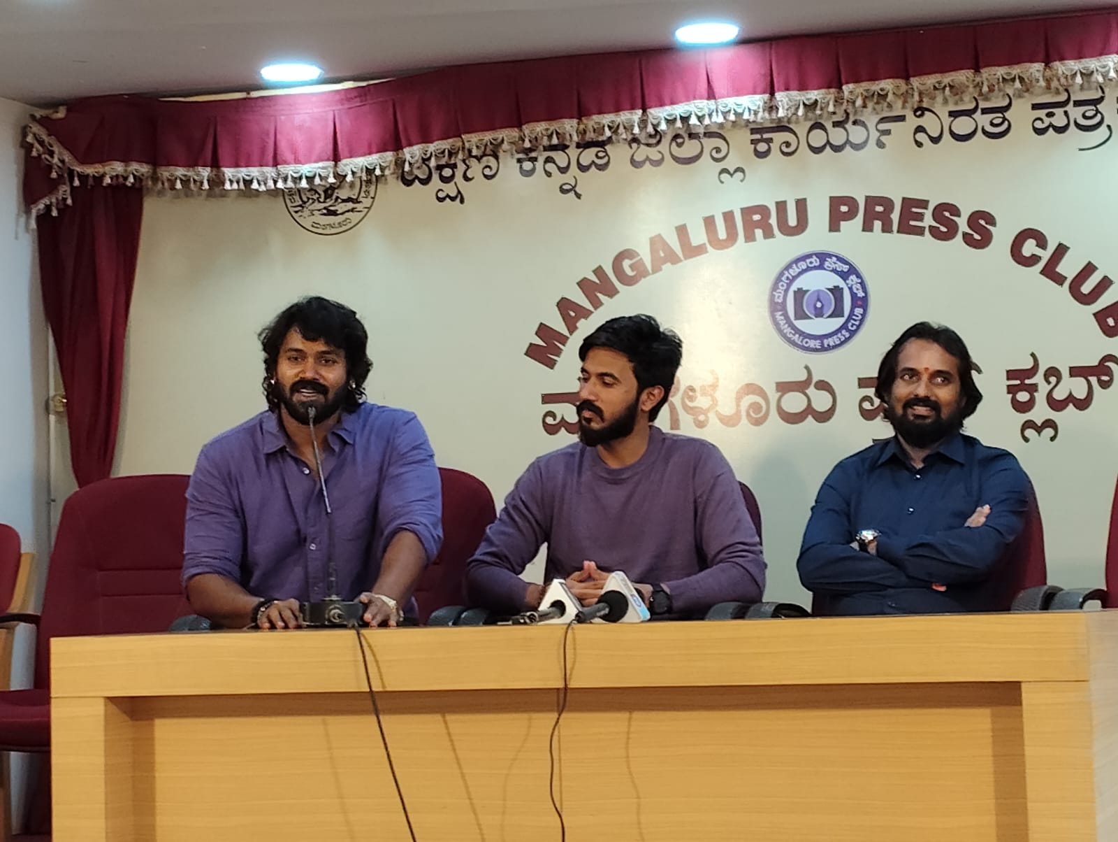 ಆಪರೇಷನ್ ಲಂಡನ್ ಕೆಫೆ" ತುಳು-ಕನ್ನಡ-ಹಿಂದಿ-ಮರಾಠಿ ಬಹುಭಾಷಾ ಚಿತ್ರ ನ.28ತ್ ಬಿಡುಗಡೆಯ ಪ್ರಸಂಗ; ಅರ್ಜುನ್ ಕಾಪಿಕಾಡ್, ಕವೀಶ್ ಬೊಕ್ಕ ಶಿವಾನಿ ಸುರ್ವೆರ್ ಪಾತ್ರ ವಿವರದ ಪತ್ರಿಕಾಗೋಷ್ಠಿ ಚಿತ್ರ.