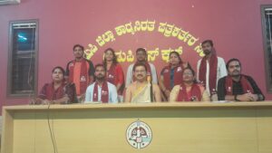 ಒಡಿಪು ಕೃಷ್ಣ ಮಠಡ್ ತುಳು ಲಿಪಿಟ್ ಭಗವದ್ಗೀತೆ ಸಮರ್ಪಣೆ ಕಾರ್ಯಕ್ರಮದ ಚಿತ್ರ — ಜೈ ತುಳುನಾಡ್ ಸಂಘಟನೆದ ಆವರಣಡ್ ನಡತಿನ ಪತ್ರಿಕಾ ಗೋಷ್ಠಿಡ್ ಕಾರ್ಯಕರ್ತರು ಬೊಕ್ಕ ಅತಿಥಿಲು ಪಾಲ್ ಪಡೆದ್ ನಿಲ್ಸಿದ ನಜರ; ಪುತ್ತಿಗೆ ಸ್ವಾಮೀಜಿಲೆನ ಕೋಟಿ ಗೀತಾ ಲೇಖನ ಯಜ್ಞದ ಮಾಹಿತಿ ತೋರಾಯಿನ ಕಾರ್ಯಂತೆರ್